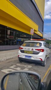 Abuso de autoridade?. Carro da fiscalização de trânsito de Timóteo em vaga proibida
