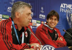 Carlo Ancelotti ao lado de Kak (foto: OLIVIER MORIN/AFP - 22/5/2007)