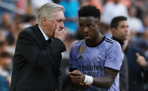 Ancelotti conversando com Vincius Jnior. (foto: Jose Jordan/AFP)