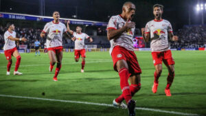 Jhon Jhon comemora golao de falta pelo Bragantino (foto: Ari Ferreira/Red Bull Bragantino)