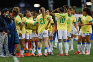 Jogadoras da Seleo Brasileira Feminina de Futebol reunidas no campo (foto: RAFAEL RIBEIRORIO /CBF)