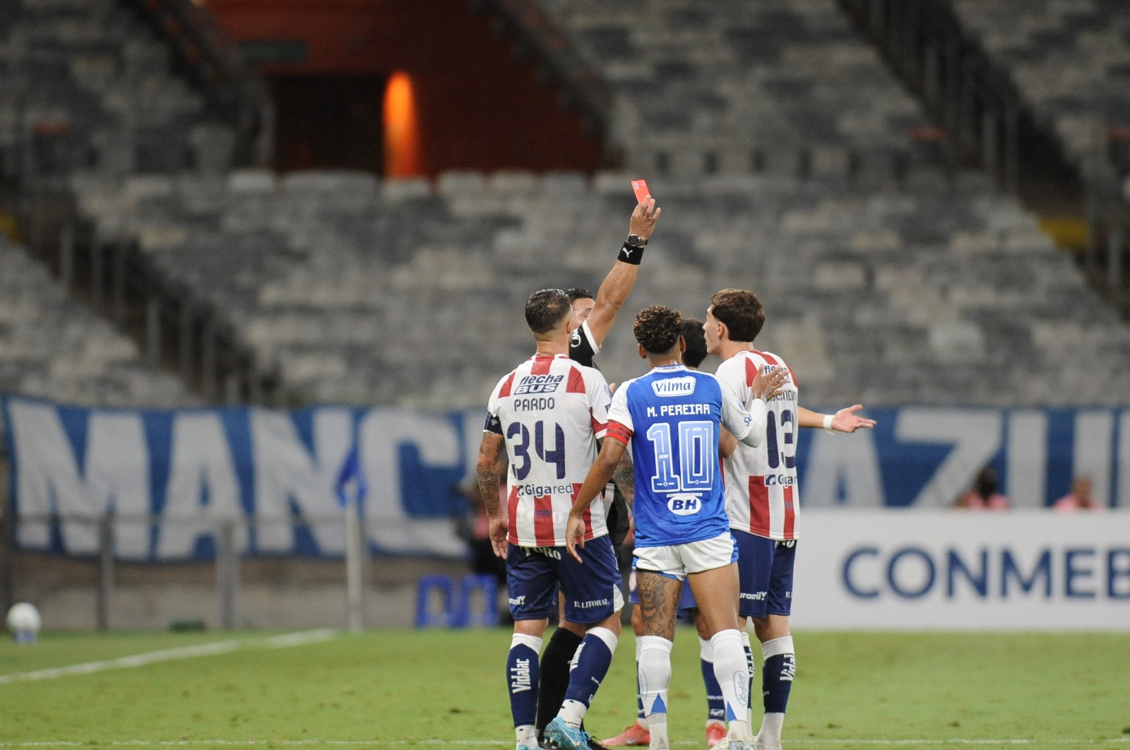 Zagueiro do Unin expulso contra o Cruzeiro - (foto: Alexandre Guzanshe/EM/DA Pres) Zagueiro do Unin expulso contra o Cruzeiro - (foto: Alexandre Guzanshe/EM/DA Pres)