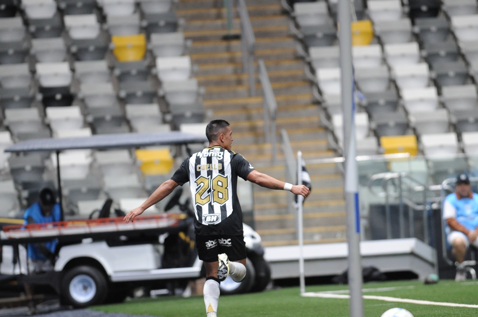 Cuello corre em direo aos companheiros em comemorao de gol pelo Atltico sobre o Caracas - (foto: Alexandre Guzanshe/EM/DA.Press) Cuello corre em direo aos companheiros em comemorao de gol pelo Atltico sobre o Caracas - (foto: Alexandre Guzanshe/EM/DA.Press)