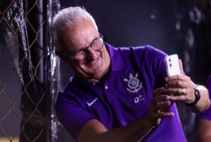Dorival Jnior com a camisa do Corinthians tira uma selfie (foto: Rodrigo Coca/Corinthians)