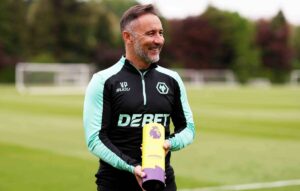 Vitor Pereira com o trofu de tcnico do ms da Premier League (foto: Divulgao/Wolverhampton)
