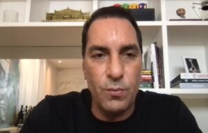 No canal 'Mundo Ed', o ex-jogador Edmundo comenta o noticirio do Vasco (foto: Reproduo/Youtube)
