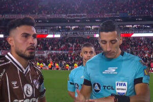 Jogador do Platense ignorou o rbitro (foto: Reproduo)