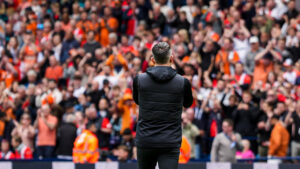 Torcida do Luton Town e o tcnico Matt Bloomfield (foto: Reproduo Twitter)