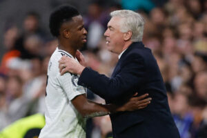 Vinicius Jnior e Carlo Ancelotti no Real Madrid (foto: OSCAR DEL POZO / AFP)