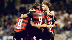 Jogadores do Flamengo reunidos em campo (foto: Reproduo Instagram do Flamengo)