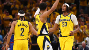 Jogadores do Indiana Pacers comemorando vitria sobre o New York Knicks (foto: Gregory Shamus / GETTY IMAGES NORTH AMERICA / Getty Images via AFP)