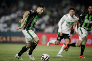 Willian Bigode em jogo do Amrica pela Srie B (foto: Matheus Meneses/Neo Photo)