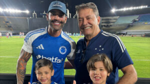 Gusttavo Lima, cantor, e Pedrinho, dono da SAF do Cruzeiro (foto: Reproduo Twitter do Cruzeiro)