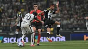 Lance do jogo entre Atltico e Corinthians, na Arena MRV (foto: Leandro Couri/EM/D.A. Press)