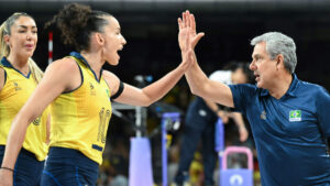 Gabi Guimares e Z Roberto Guimares pela Seleo Brasileira Feminina de Vlei (foto: Natalia KOLESNIKOVA / AFP - 06/08/2024)