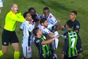 Momento em que Allano parte para cima de Miguelito aps suposta injria racial (foto: Reproduo )