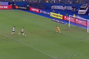 Lance do gol perdido por Vitor Roque em jogo do Palmeiras na Libertadores (foto: Reproduo)