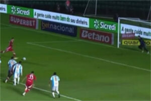 Momento em que Alan Patrick cobra pnalti em Maracan x Internacional (foto: Reproduo)