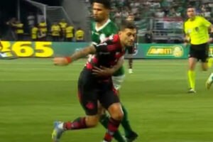 Lance que gerou pnalti para o Flamengo contra o Palmeiras no Allianz Parque (foto: Reproduo)