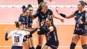 Comemorao do Osasco durante final da Superliga Feminina de Vlei com o Bauru (foto: Wander Roberto/Inovafoto/CBV)