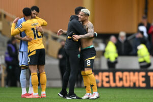 Matheus Cunha, Vitor Pereira e Joo Gomes, do Wolverhampton (foto: JUSTIN TALLIS / AFP)
