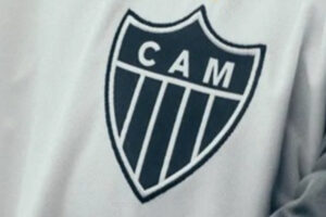 Smbolo do Atltico em camisa branca (foto: Divulgao Atltico)