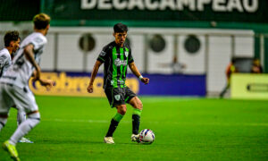 Miguelito, meio-campista do Amrica, em jogo pela Srie B (foto: Mouro Panda/Amrica)