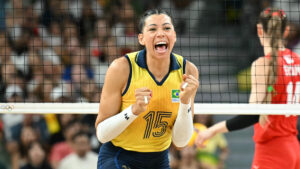 Ana Carolina Silva, central com a camisa da Seleo Brasileira Feminina de Vlei em Paris 2024 (foto: Natalia KOLESNIKOVA / AFP)