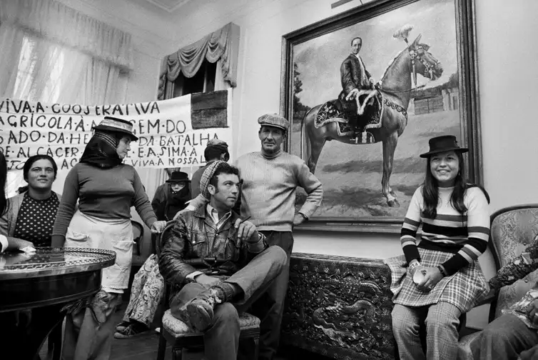 Sebastião Salgado Mostra traz fotografias de Sebastião Salgado na Revolução dos Cravos. - Alcácer do Sal, Foto: Sebastião Salgado