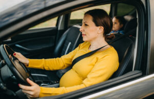 Gestantes e mães com filhos de até 2 anos podem ganhar vagas exclusivas nos estacionamentos em Timóteo