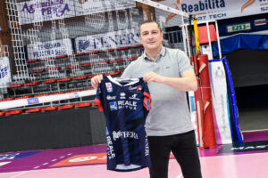 Nicola Negro segurando camisa (foto: Divulgao / Reale Mutua Fenera Chieri76)