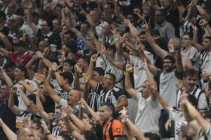 Torcedores do Atltico durante duelo contra o Grmio na Arena MRV (foto: Alexandre Guzanshe/EM/D.A Press)