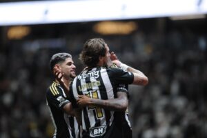 Jogadores do Atltico comemoram gol sobre o Maring (foto: Alexandre Guzanshe/EM/D.A. Press)