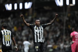 Patrick, jovem volante do Atltico, comemora primeiro gol como profissional (foto: Alexandre Guzanshe/EM/D.A. Press)