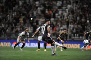 Momento em que Hulk realiza cobrana de pnalti diante do Maring (foto: Alexandre Guzanshe/EM/D.A. Press)