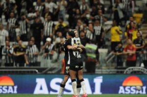 Rubens e Rony se abraam em comemorao de gol do Atltico na Arena MRV (foto: Alexandre Guzanshe/EM/D.A. Press)