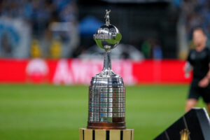 Trofu da Libertadores (foto: Lucas Uebel/Grmio)