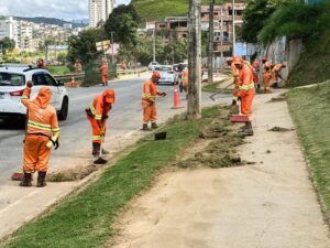 Ipatinga inicia a semana com força-tarefa de limpeza na avenida Maanaim