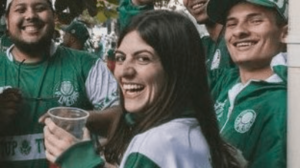 Gabriela Anelli sorrindo em meio a torcida do Palmeiras (foto: Reproduo/Redes Sociais)