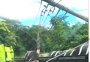 VEJA VÍDEO: Após manobra, carreta derruba poste na estrada das Lavadeiras sentido Bom Jardim, em Ipatinga