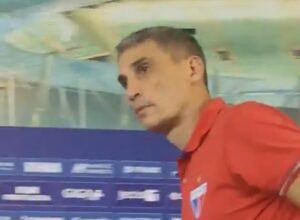 Vojvoda deixa coletiva aps derrota do Fortaleza para o Cruzeiro (foto: Reproduo)