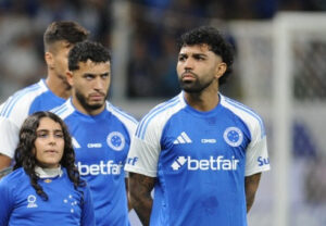 Gabigol, atacante do Cruzeiro, perfilado antes da partida contra o Vila Nova, pela Copa do Brasil (foto: Alexandre Guzanshe/EM/D.A Press)