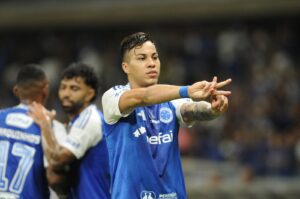 Kaio Jorge celebrou um dos gols marcados na vitria do Cruzeiro por 2 a 0 sobre o Vila Nova 'fazendo o K' com as mos (foto: Alexandre Guzanshe/EM/D.A Press)