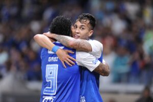 Gabigol comemora com Kaio Jorge, autor dos dois gols na vitria do Cruzeiro sobre o Vila Nova (foto: Alexandre Guzanshe/EM/D.A Press)
