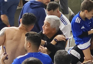 Bebeto acompanhou o jogo entre Cruzeiro e Flamengo na torcida celeste (foto: Joo Victor Pena/No Ataque)