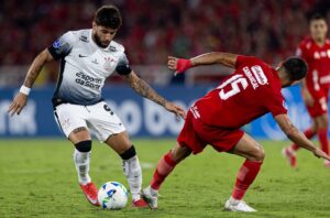 Jogadores de Corinthians e Amrica de Cali disputando bola (foto: Agncia Corinthians)