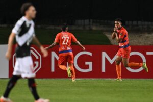 Jogadores do Puerto Cabello comemoram gol sobre o Vasco na Copa Sul-Americana (foto: Juan BARRETO / AFP)