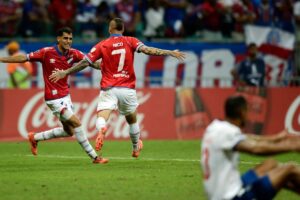 Jogadores do Nacional-URU comemoram gol contra o Bahia na Fonte Nova (foto: Arisson MARINHO / AFP)