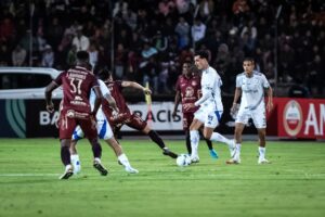 Jogadores de Cruzeiro e Mushuc Runa pela Sul-Americana (foto: Gustavo Aleixo/Cruzeiro)