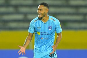Ismael Daz comemora gol em partida da Sul-Americana (foto: Rodrigo BUENDIA / AFP)